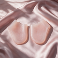 Paire de protège-talons en gel silicone SÉVANE rose poudré sur une soie rose
