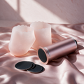 Rituel Complet SÉVANE : râpe Glow, disques et protège-talons en gel sur une soie rose
